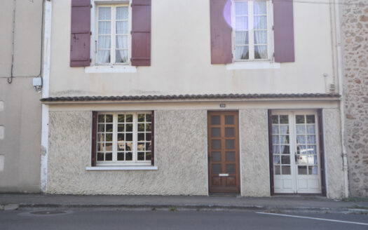 ANB Immobilier invites you to discover this charming town house with an interior courtyard