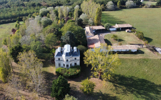 ANB Immobilier offers you the opportunity to acquire this 18th century dwelling set in 13 hectares of land in a single block overlooking the surrounding countryside.Ideally located