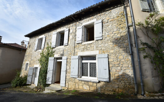 ANB Immobilier presents this renovation project to you in the heart of Varaignes in Dordogne. This charming village house is an opportunity not to be missed but it is important to note that it does not have an outdoor space. You will find a functional kitchen