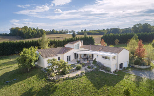 Maison d'architecte isolée - 16310 Montemboeuf