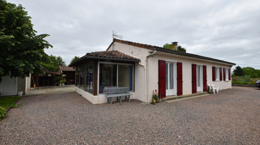 Maison de plain-pied de 114 m2 avec sa véranda en plein coeur du Limousin - 87150 Cussac