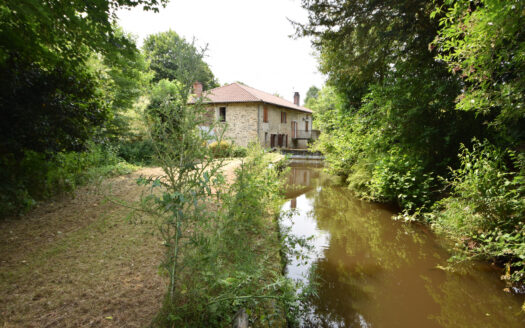 Ancien Moulin de 185 m2 d'un étage avec son terrain d'1