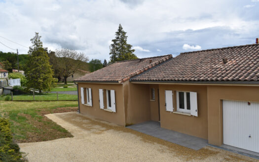 ANB Immobilier presents this single-storey house offering a spacious and functional living space