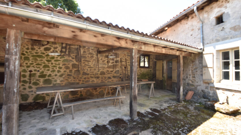 Charmante maison en pierre mitoyenne à rénover - 24360 Busserolles