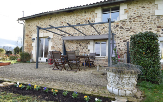 ANB Immobilier offers you this stone house ideally located near a golf course