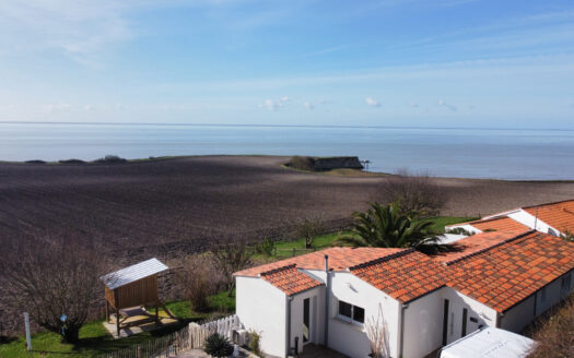 ANB Immobilier offers you this charming house with a 180o view of the estuary. Completely renovated in 2021