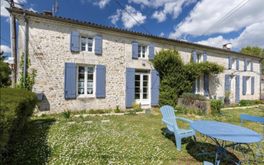 Maison charentaise avec gîte et piscine - 17120 Epargnes