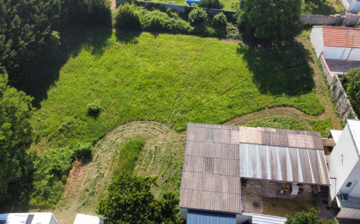 ANB Immobilier offers you the opportunity to acquire this serviced building land located in the town of Saint-Nazaire-Sur-Charente