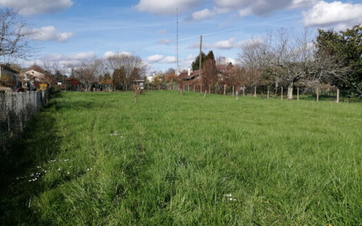 A serviced plot of 1229 m2 in the heart of Piégut-Pluviers offers numerous possibilities for the construction of a house or another type of building. 'Serviced' generally means that the land already has the necessary main infrastructure