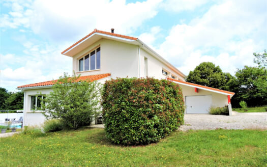 Maison d'architecte avec piscine - 16220 Rouzede