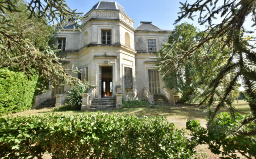 ANB Immobilier offers you the opportunity to acquire this 18th century dwelling set in 13 hectares of land in a single block overlooking the surrounding countryside.Ideally located