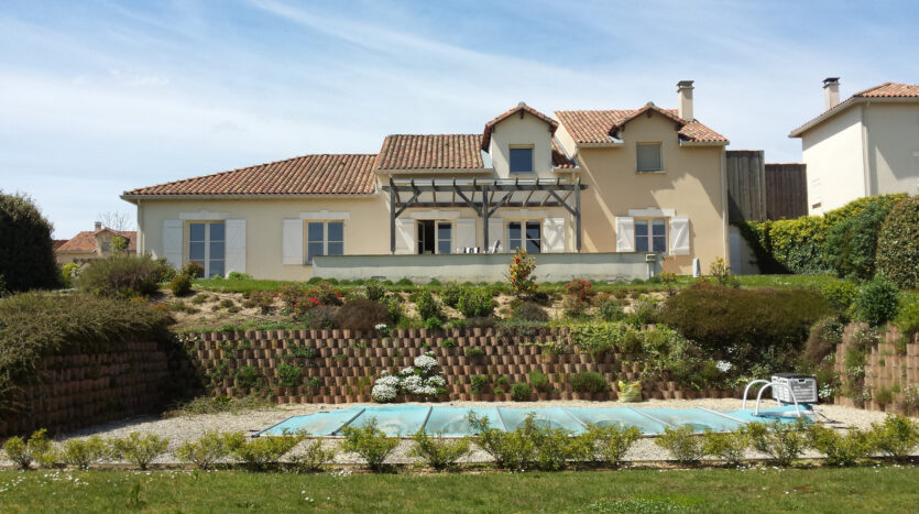Villa avec piscine au coeur d'un golf - 16220 Rouzede
