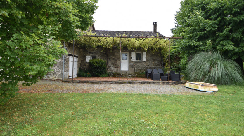 Jolie maison en pierre avec un plan d'eau dans le Limousin - 87440 St mathieu