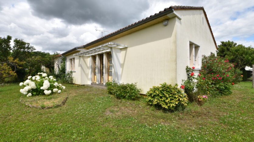 Maison de plain pied à rénover situé dans un village proche de Montbron - 16220 Orgedeuil