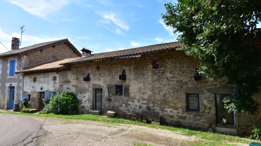 Maison en pierre  sur la commune de Busserolles - 24360 Busserolles