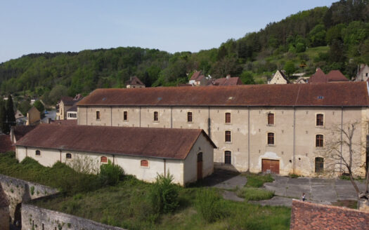 ANB Immobilier offers you to renovate one of the oldest buildings in the town of Saint Cyprien