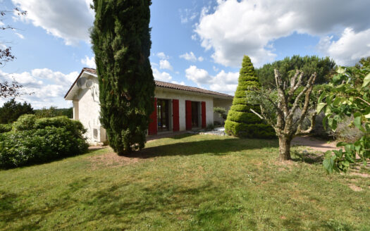 Would you like to buy a house situated in Le Bourdeix? Then this one could be a suitable match. This house with 4 bedrooms and 2 bathrooms could have everything you want. To visit this house