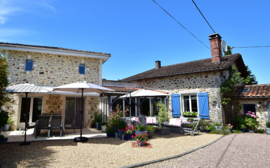 Belle maison de caractère avec piscine et dépendances - 24360 Bussiere badil