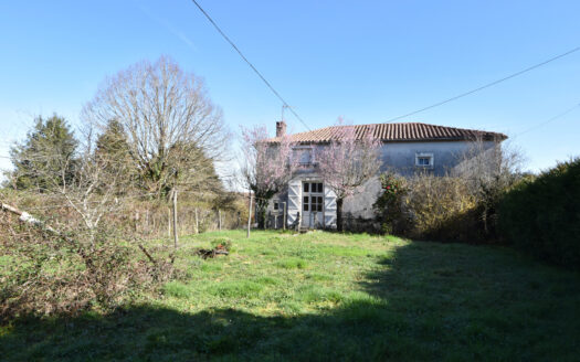 Belle propriété de 77 m2 avec des dépendances à rénover dans un hameau très calme - 24360 Busserolles