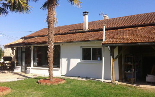 ANB immobilier offers you a single-storey house of 115 m2 located 10 minutes from La Rochefoucauld. This property consists of a veranda with fitted kitchen