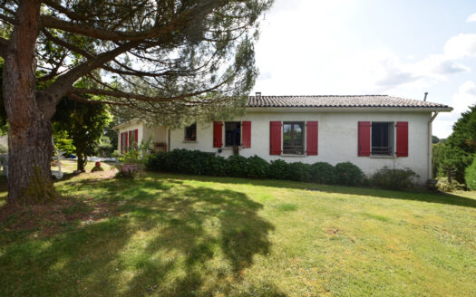 Would you like to buy a house situated in Le Bourdeix? Then this one could be a suitable match. This house with 4 bedrooms and 2 bathrooms could have everything you want. To visit this house