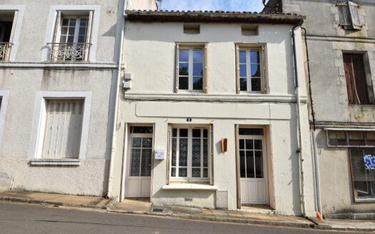 Townhouse to renovate with a surface area of approximately 130 m2 located in the heart of the town of Montbron. The ground floor is composed of a living room