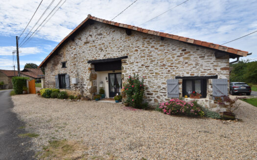 ANB Immobilier offers you this barn completely renovated with modern materials to give it maximum light. It consists