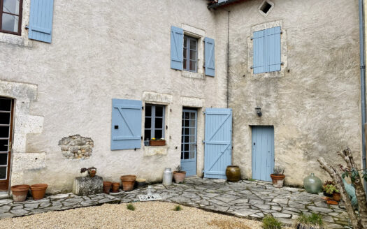 ANB Immobilier presents this hamlet house located about 15 minutes from Soyaux. It is made up