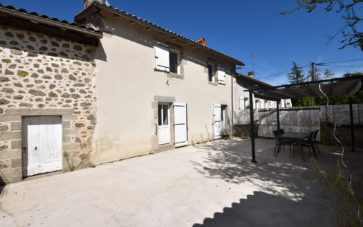 Maison en pierre mitoyenne avec dépendances au pied de Piégut Pluviers dans le Périgord vert - 24360 Piegut pluviers