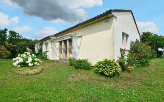 Maison de plain pied à rénover situé dans un village proche de Montbron - 16220 Orgedeuil