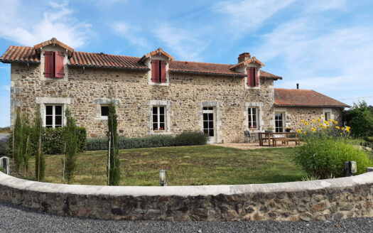 ANB Immobilier offers for sale the Domaine de Chante-Merle located in the Vienne and built with attention to quality and detail. Spacious main house with large living room and 4 bedrooms