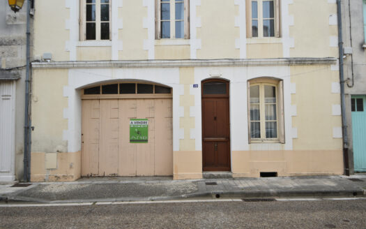 Maison de ville de 140 m2 avec garage et jardin - 16220 Montbron