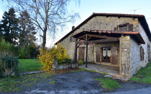 This two-bedroom village house in Maisonnais-sur-Tardoire could be a perfect match. ANB IMMOBILIER agency is at your disposal to visit this village house. There are a bathroom