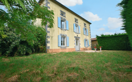 Maison avec une grange et un jardin - 24360 Bussiere badil