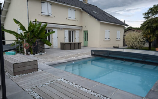 Découvrez cette magnifique maison d'habitation répartie sur deux niveaux