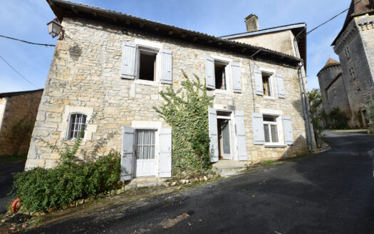 ANB Immobilier presents this renovation project to you in the heart of Varaignes in Dordogne. This charming village house is an opportunity not to be missed but it is important to note that it does not have an outdoor space. You will find a functional kitchen