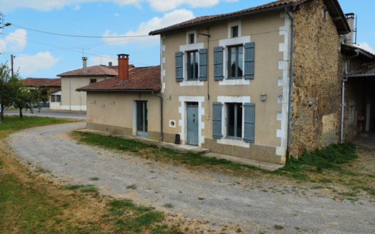 Charming Property in Charente Peaceful Hamlet Discover this 172 m2 house located in a quiet hamlet in the Charente. It offers 3 spacious bedrooms