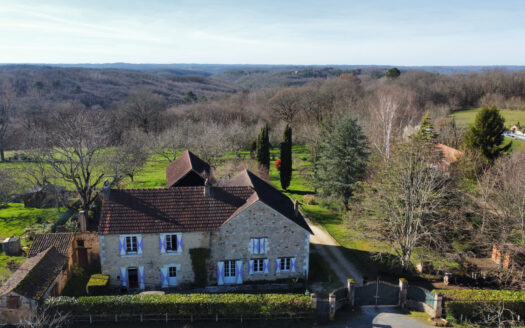 ANB Immobilier offers you the opportunity to purchase this charming country house in Périgord Noir located in the town of St Cyprien