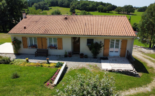 ANB Immobilier presents this house built in 2008 with a very nice view of the Charente countryside. We are at the gateway to the Dordogne