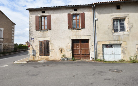 ANB Immobilier invites you to discover this renovation project in the heart of pretty village of Marthon.The property