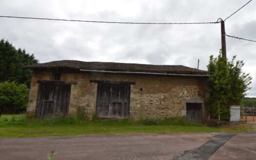 Grange à restaurer à Busserolles sur un terrain de 2987 m2 - 24360 Busserolles