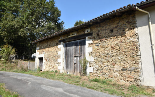 Grange à rénover sur 5190 m2 de terrain - 16220 Ecuras