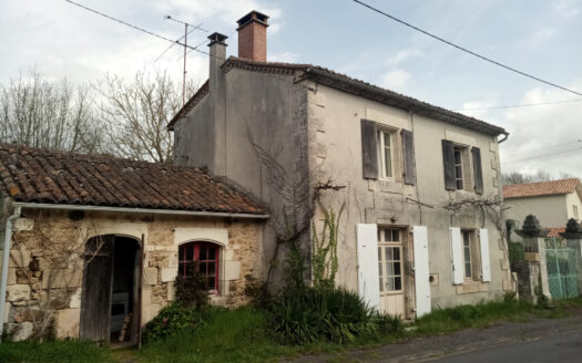 Maison de village à rénover avec jardin - 16220 Ecuras