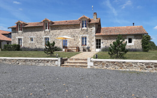 ANB Immobilier offers for sale the Domaine de Chante-Merle located in the Vienne and built with attention to quality and detail. Spacious main house with large living room and 4 bedrooms