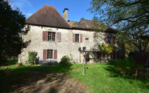 Manoir du 14ème siècles dans le Périgord Vert - 24360 Busserolles