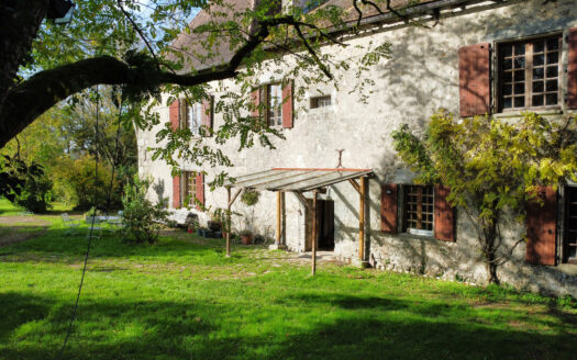 Characterful manor house surrounded by approximately 10 hectares of land