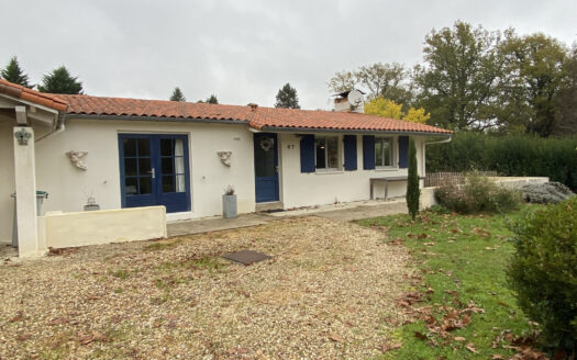 Plain-pied dans un village vacances - 16220 Ecuras