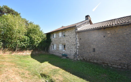 Maison en pierre mitoyenne avec dépendances au pied de Piégut Pluviers dans le Périgord vert - 24360 St estephe