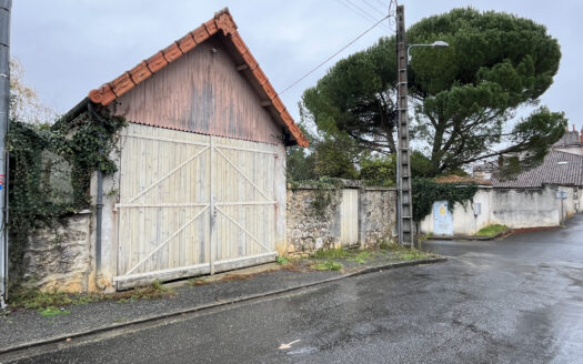 Garage avec terrain au cœur de Montbron - 16220 Montbron