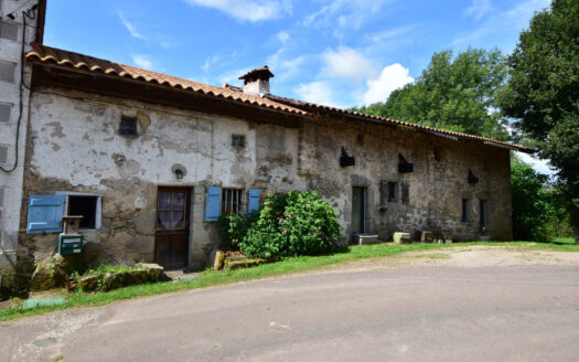 Maison en pierre  sur la commune de Busserolles - 24360 Busserolles